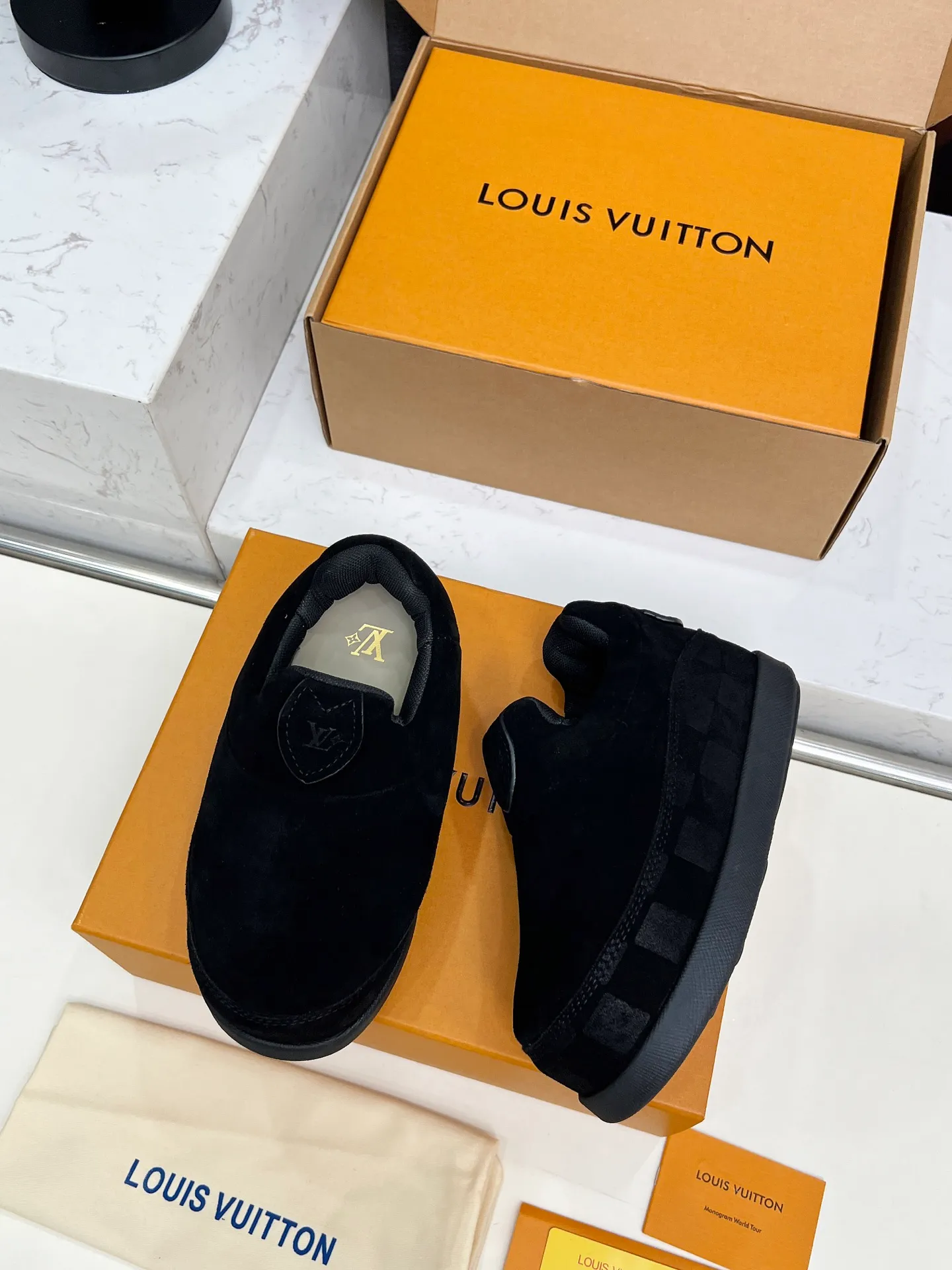 [L Family] P: 740💰 Couple model, size: women 35-41 (customized at 41 for women), 39-46 for men (customized at 45.46) The 2025 iteration of this Time Out sneaker, couple model, LV co-branded nigo, donkey brand, Louis Vuitton, ugly, cute😍Many Internet celebrities have shown off their feet, a classic and versatile item. Fabric: Imported high mercerized cow suede. Lining: high-grade elastic mesh, outsole: original molded outsole, palm print rubber outsole with hidden L letter and Monongram flower.